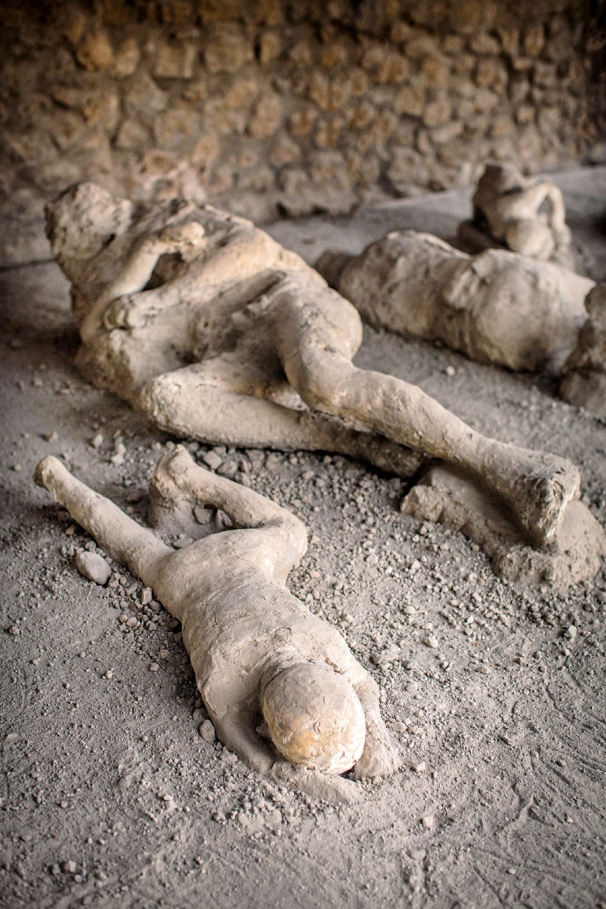 pompeii statues kissing