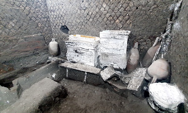 Slave quarters in Ancient Rome with three beds, a chamber pot, and one wooden box for storage. Photo: pompeiisites.org