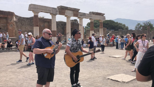 LA MUSICA DEI FOJA IN UN FLASH MOB A POMPEI CON ITsART